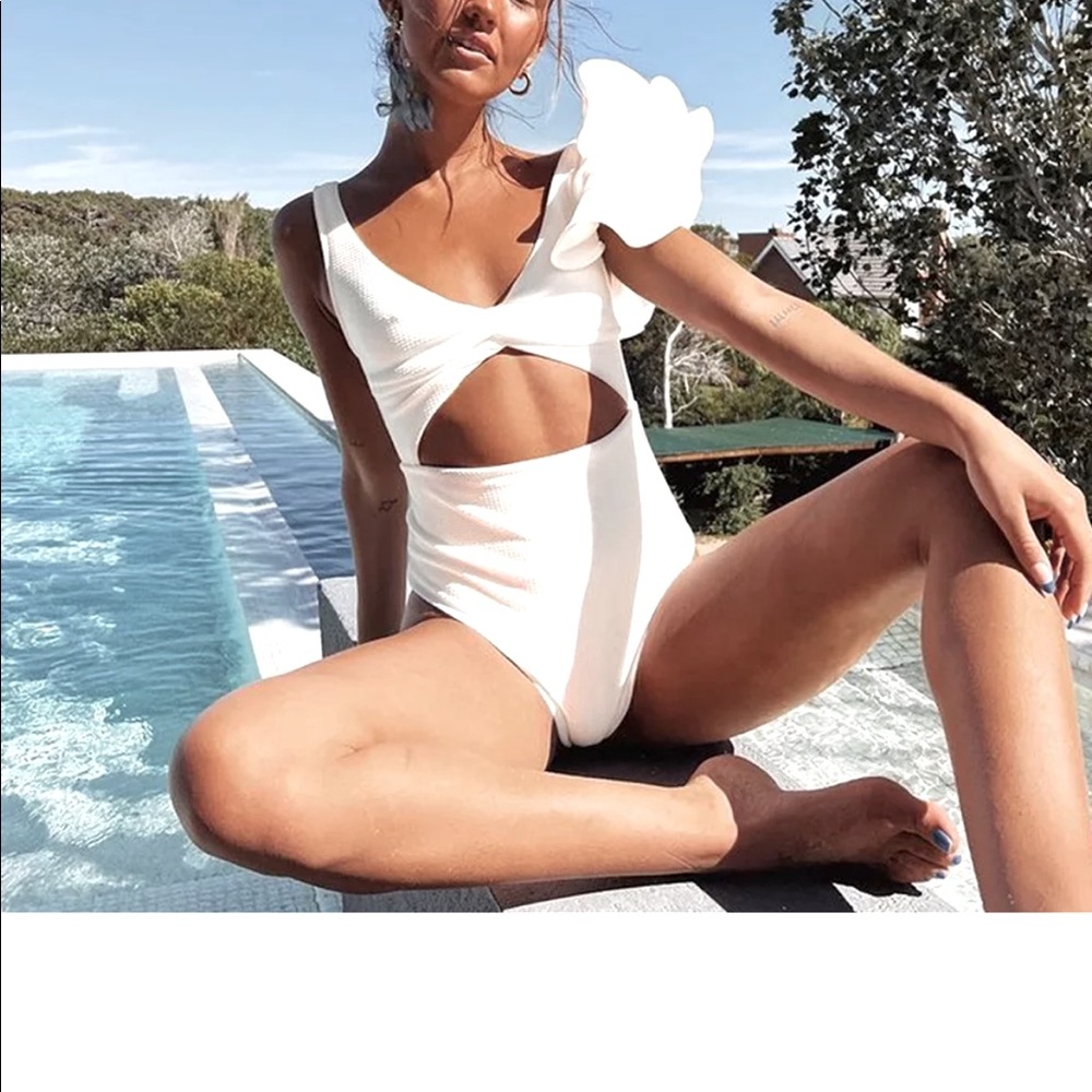 White ruffle shoulder pitted fabric w/ keyhole front one piece swimsuit, Size S